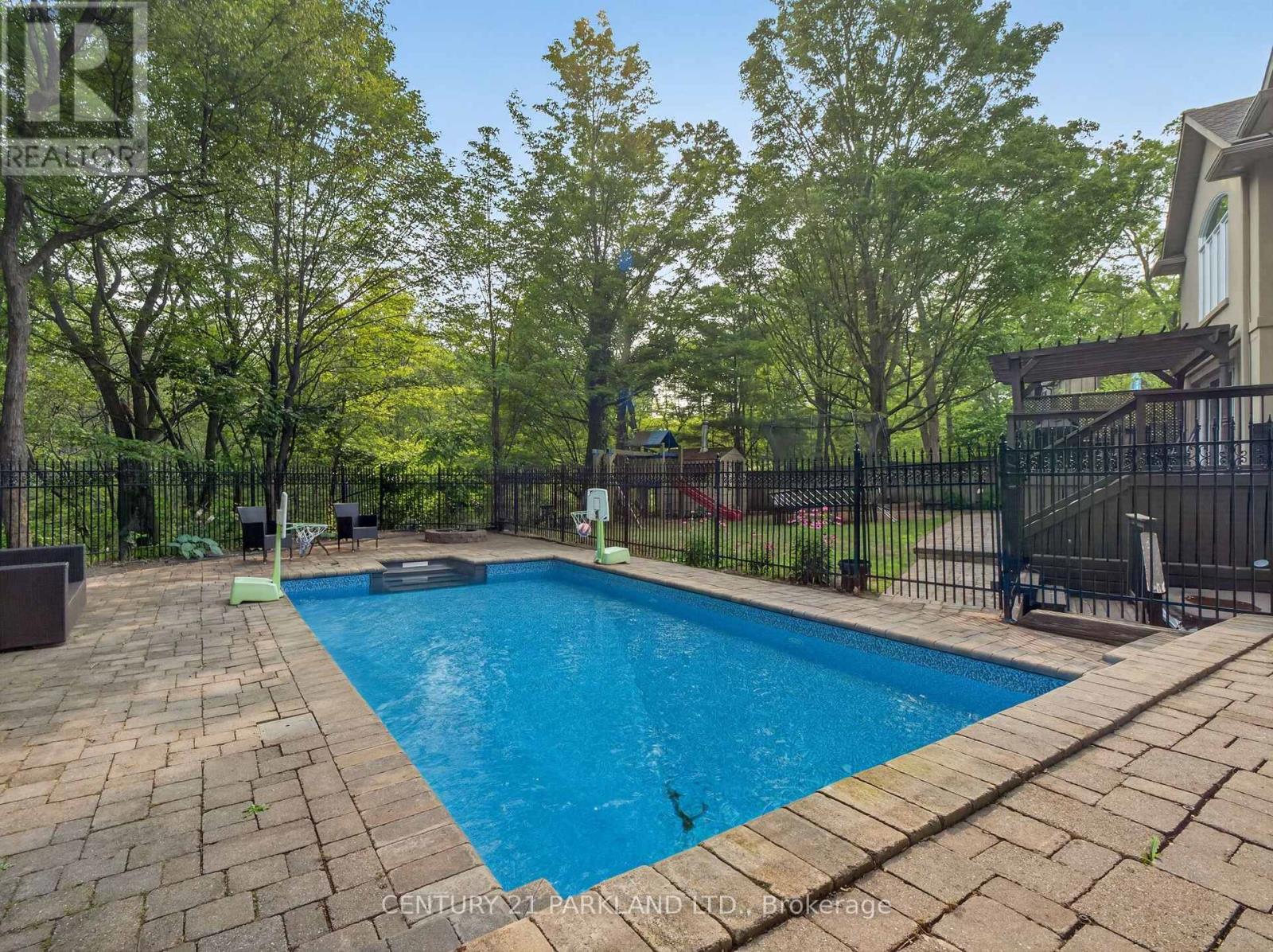 1302 HILLVIEW CRESCENT - 44