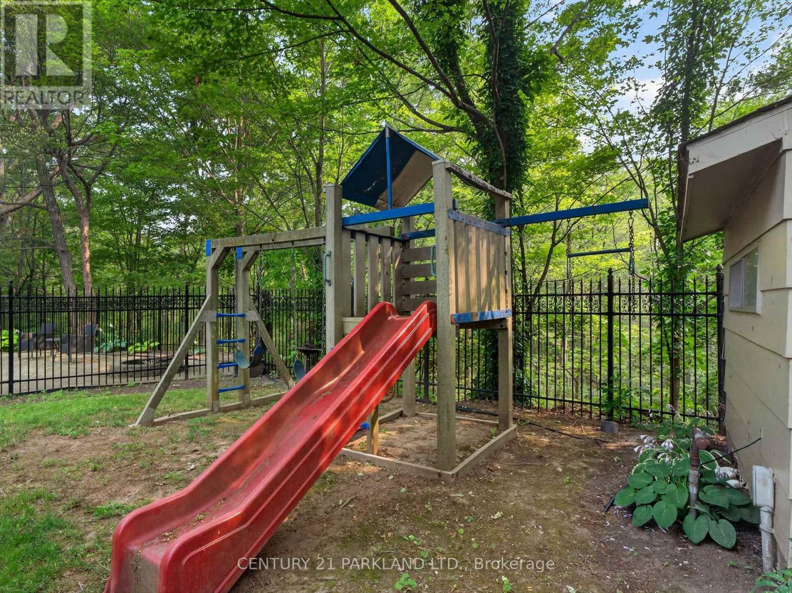 1302 HILLVIEW CRESCENT - 46