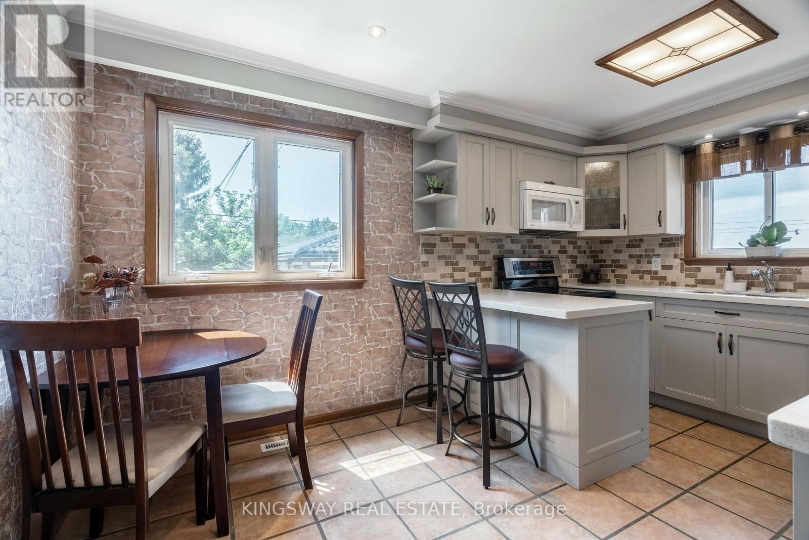 121 LAKE CRESCENT - 11