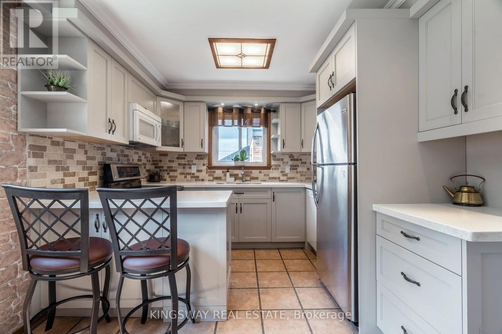 121 LAKE CRESCENT - 12