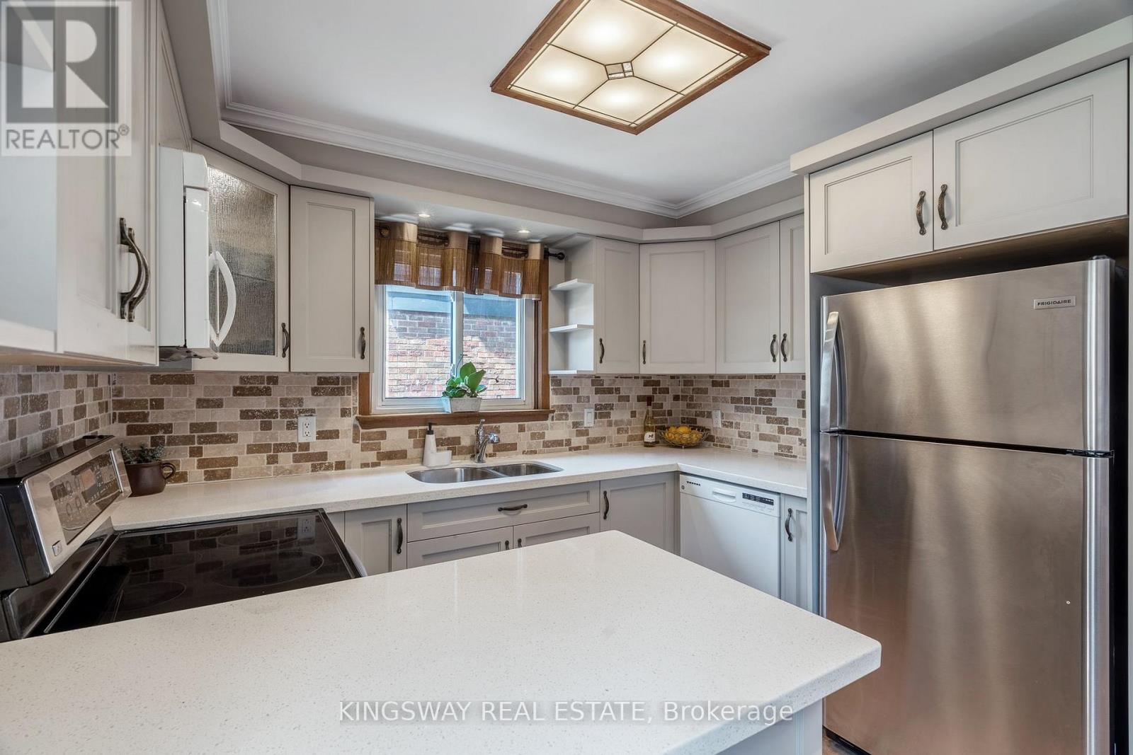 121 LAKE CRESCENT - 13