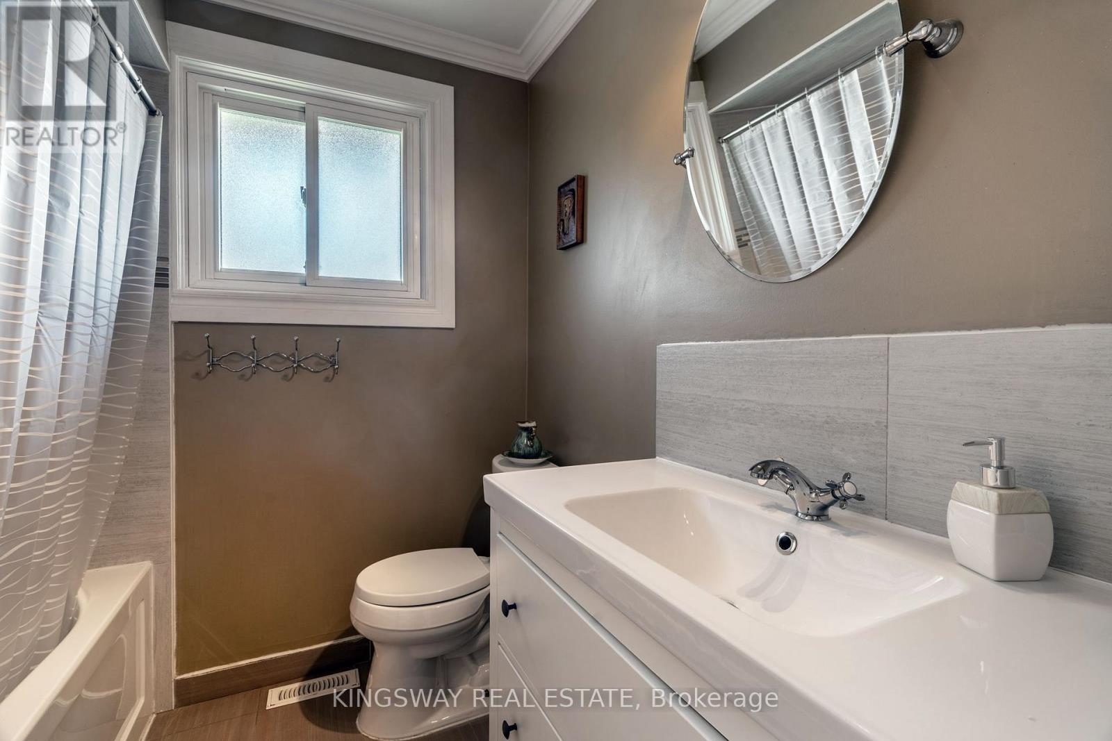 121 LAKE CRESCENT - 16