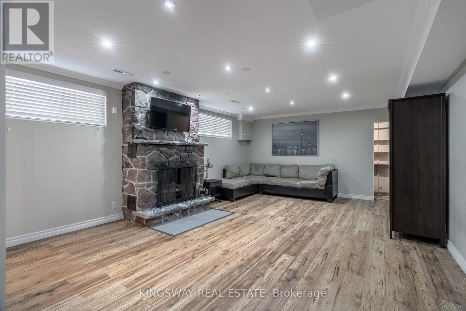 121 LAKE CRESCENT - 25