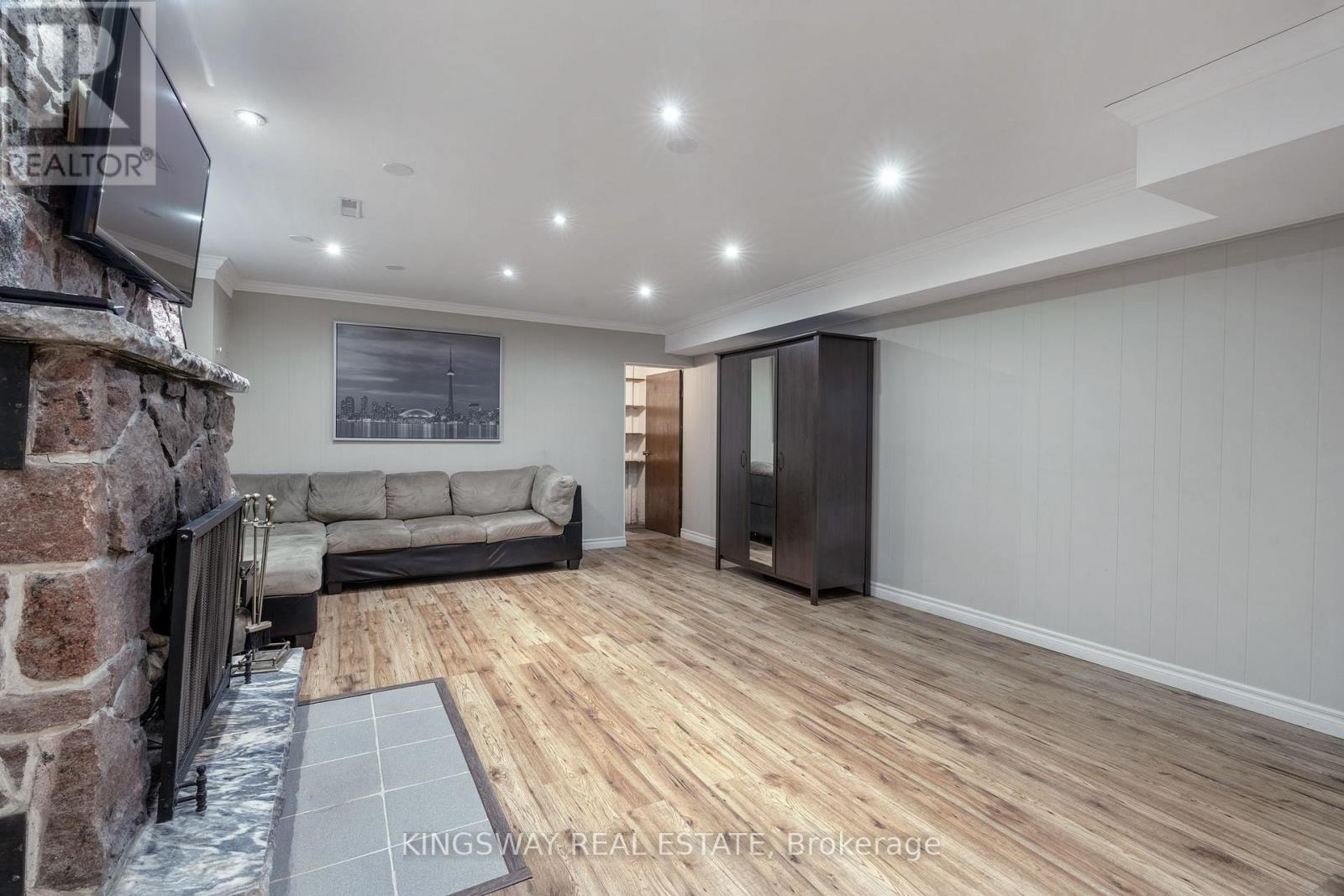121 LAKE CRESCENT - 26