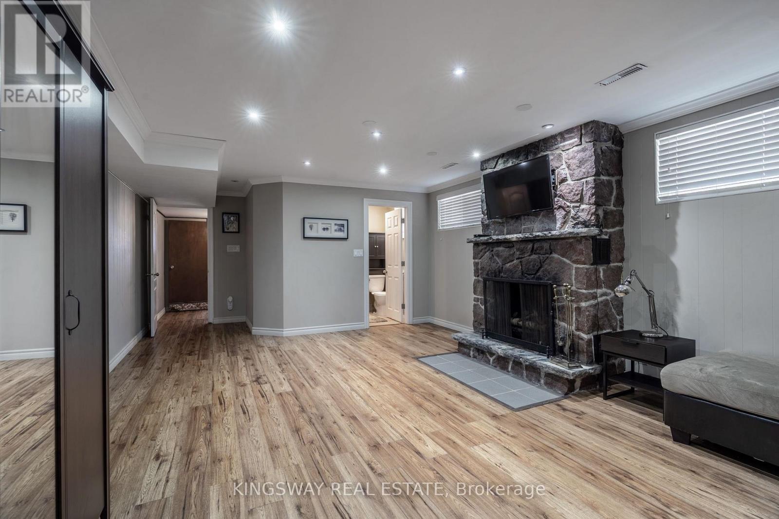 121 LAKE CRESCENT - 28