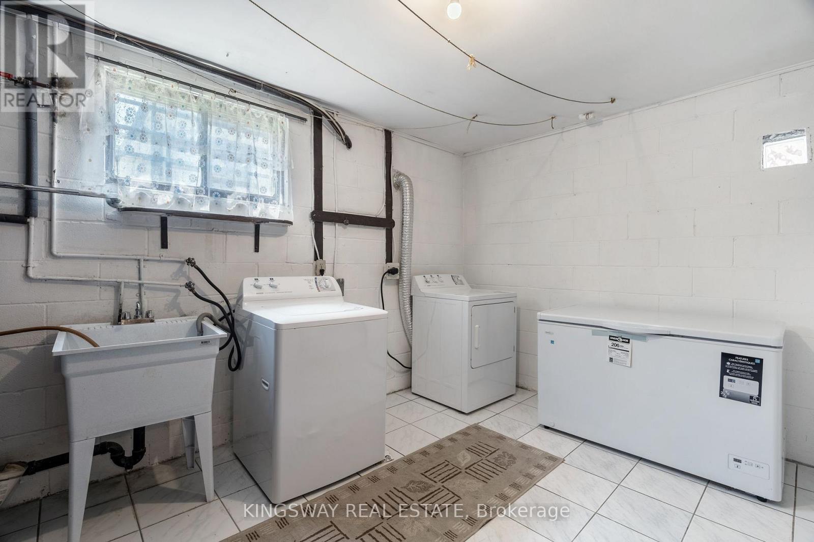 121 LAKE CRESCENT - 30