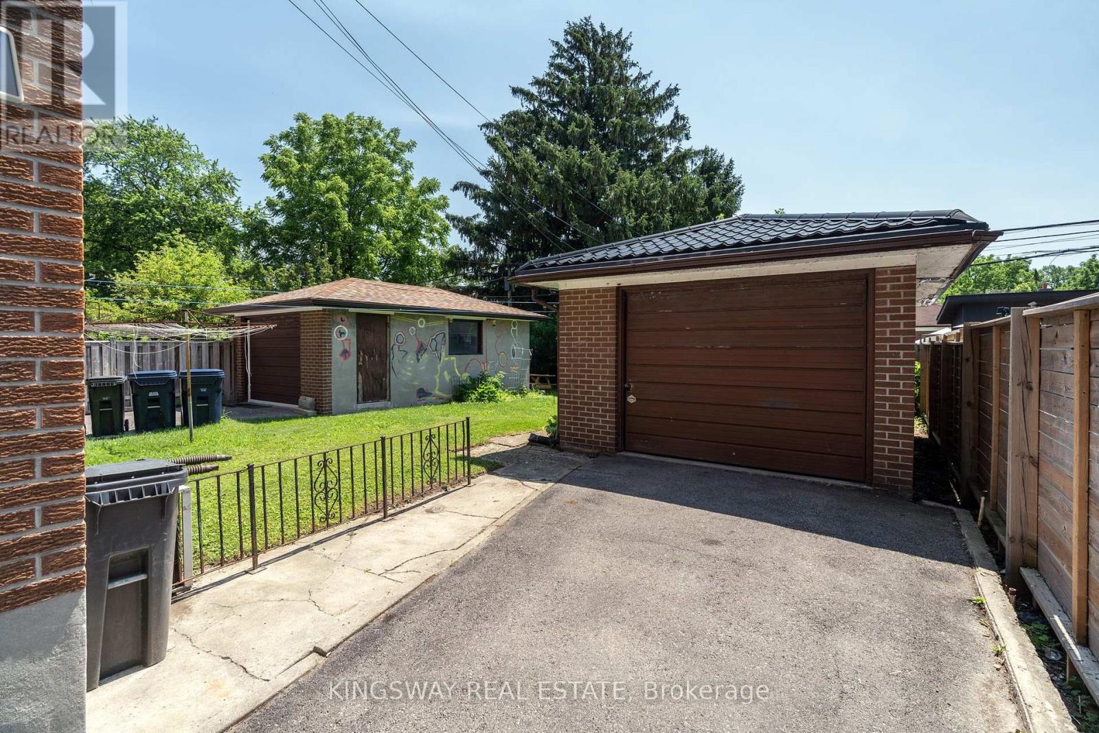 121 LAKE CRESCENT - 33