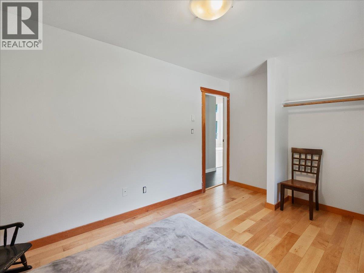 6172 SLOCAN RIVER Road - 33