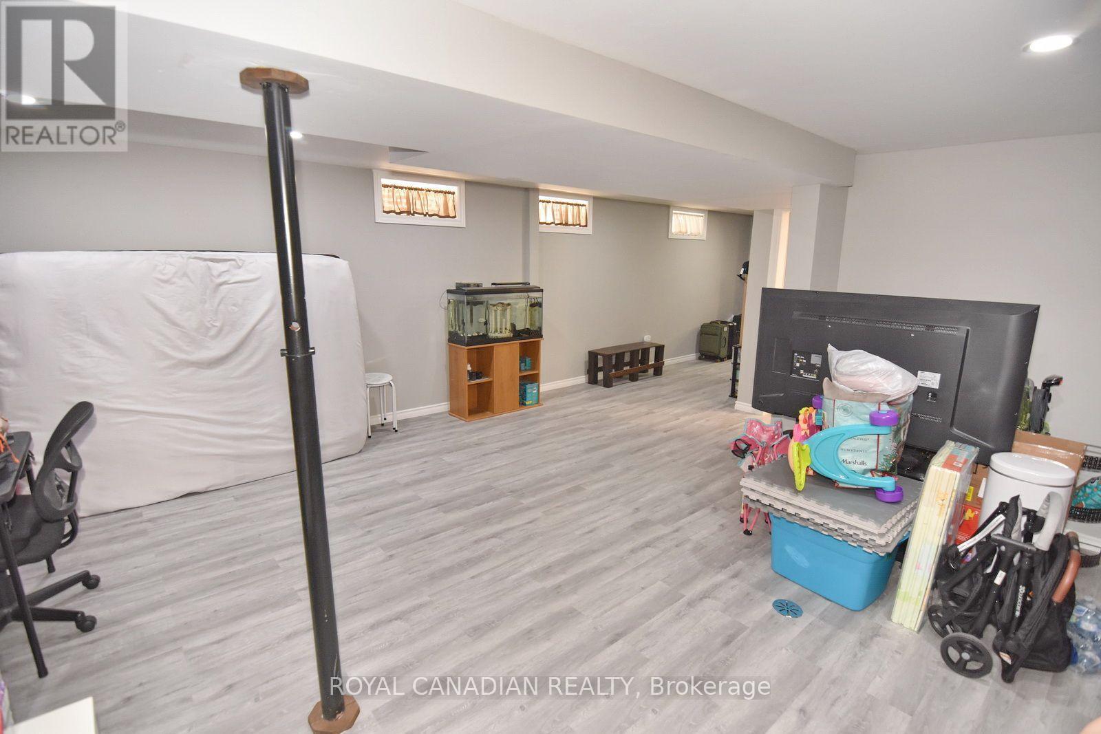 1635 ELSMERE AVENUE - 34