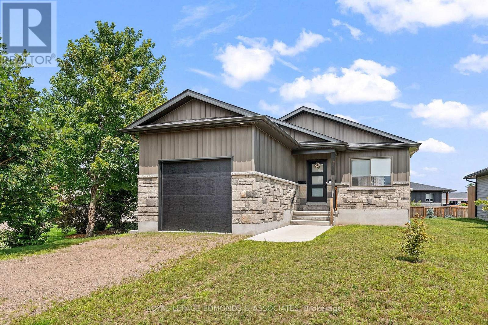 1313 BLAKELY CRESCENT - 1