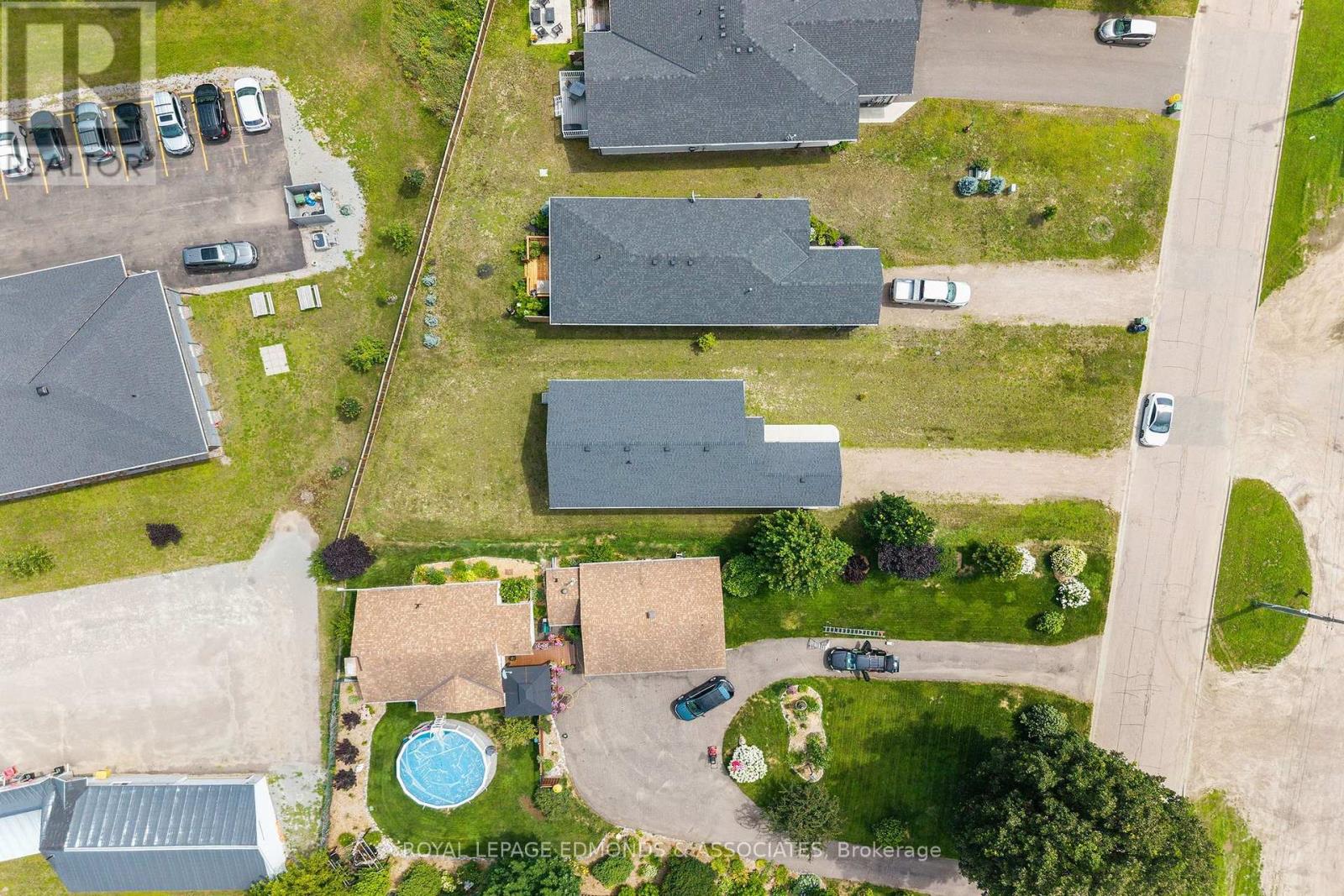 1313 BLAKELY CRESCENT - 34