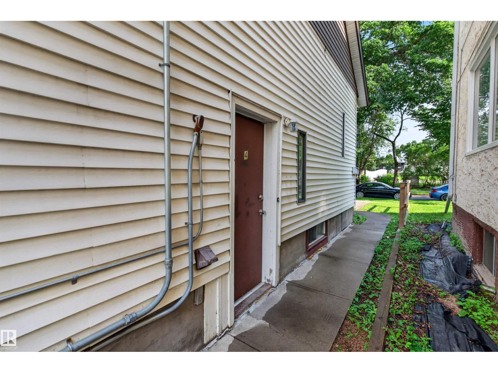 10831 80 AV NW - 18