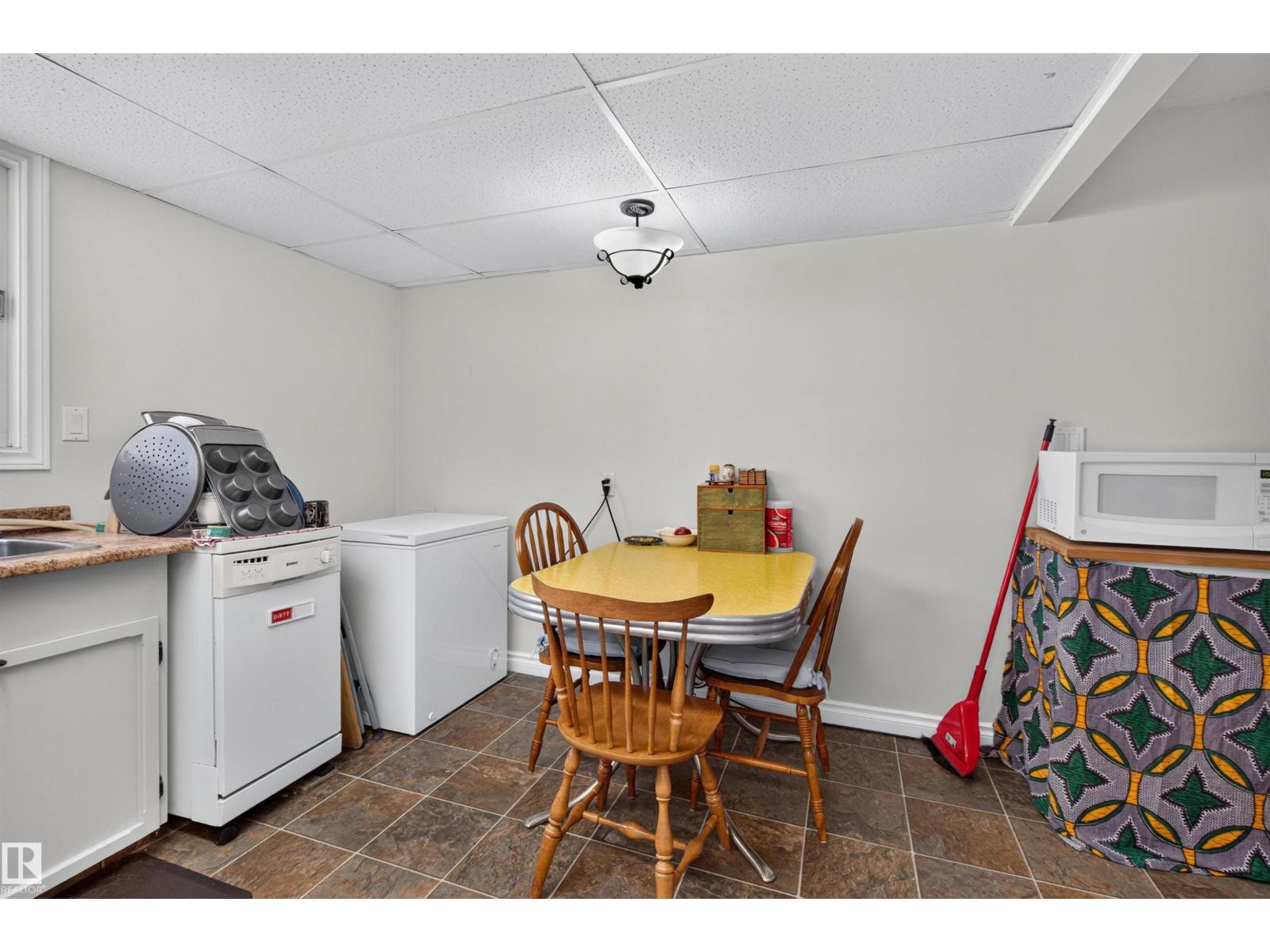 10831 80 AV NW - 27