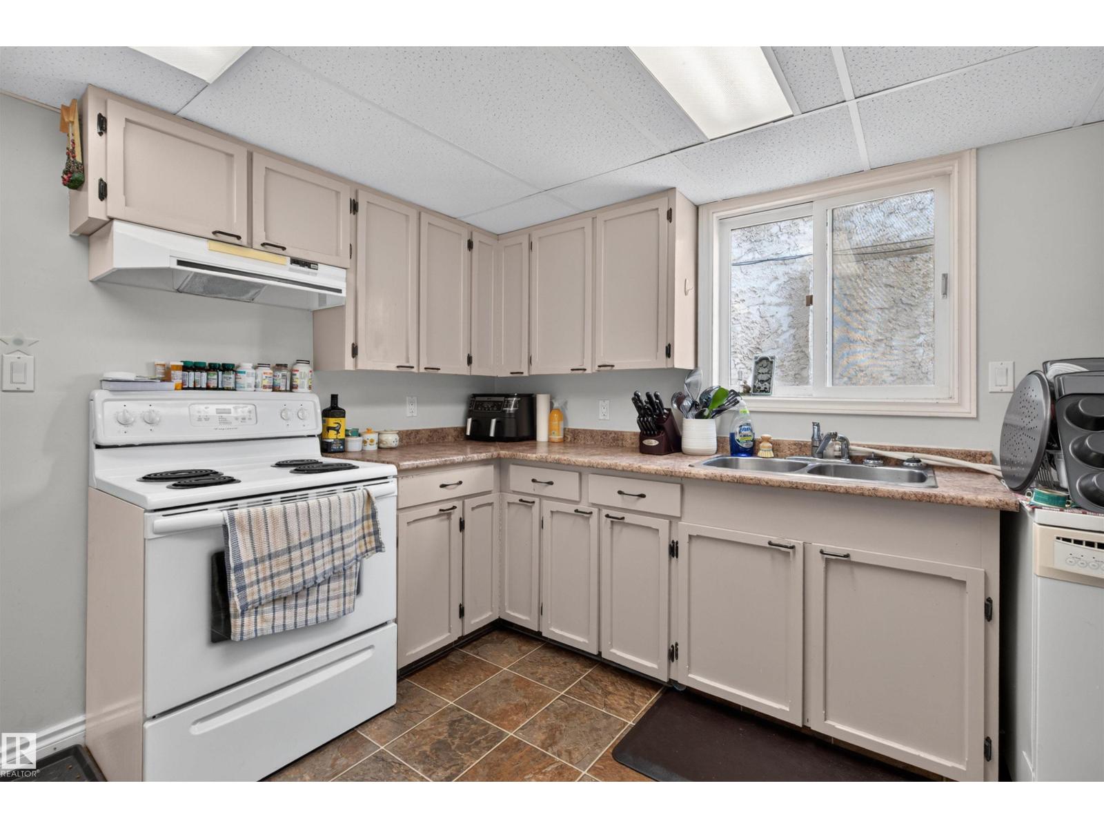 10831 80 AV NW - 28
