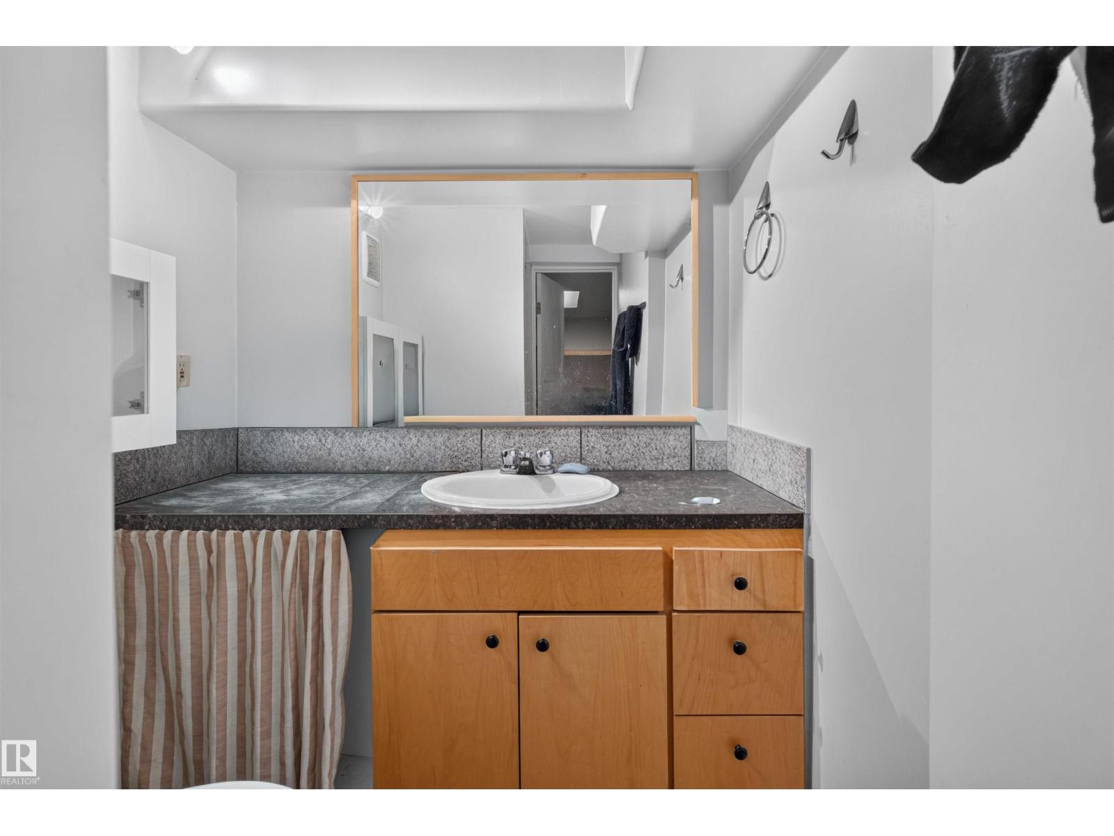 10831 80 AV NW - 22