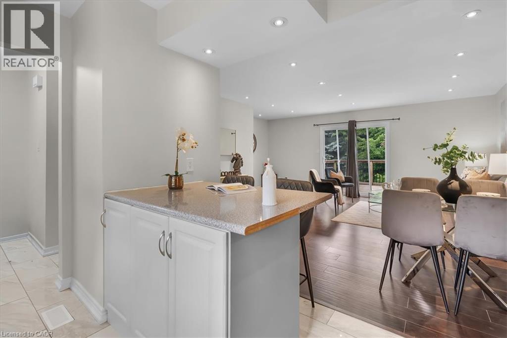 421 BAIRSTOW Crescent - 1