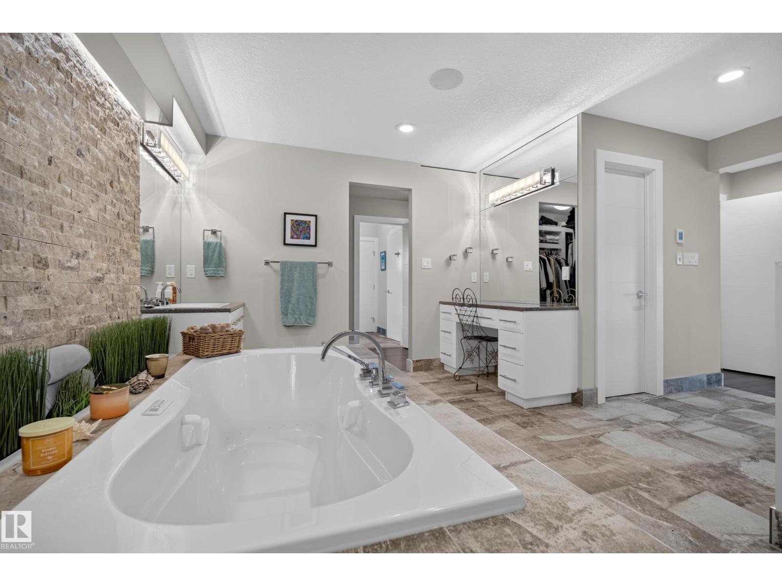 #16 51511 RGE ROAD 264 - 52