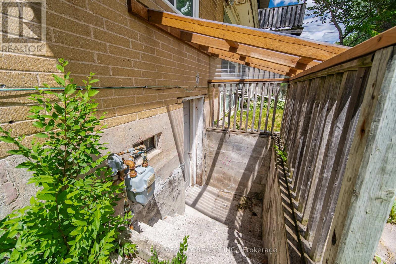 29 BROOKMERE ROAD - 32