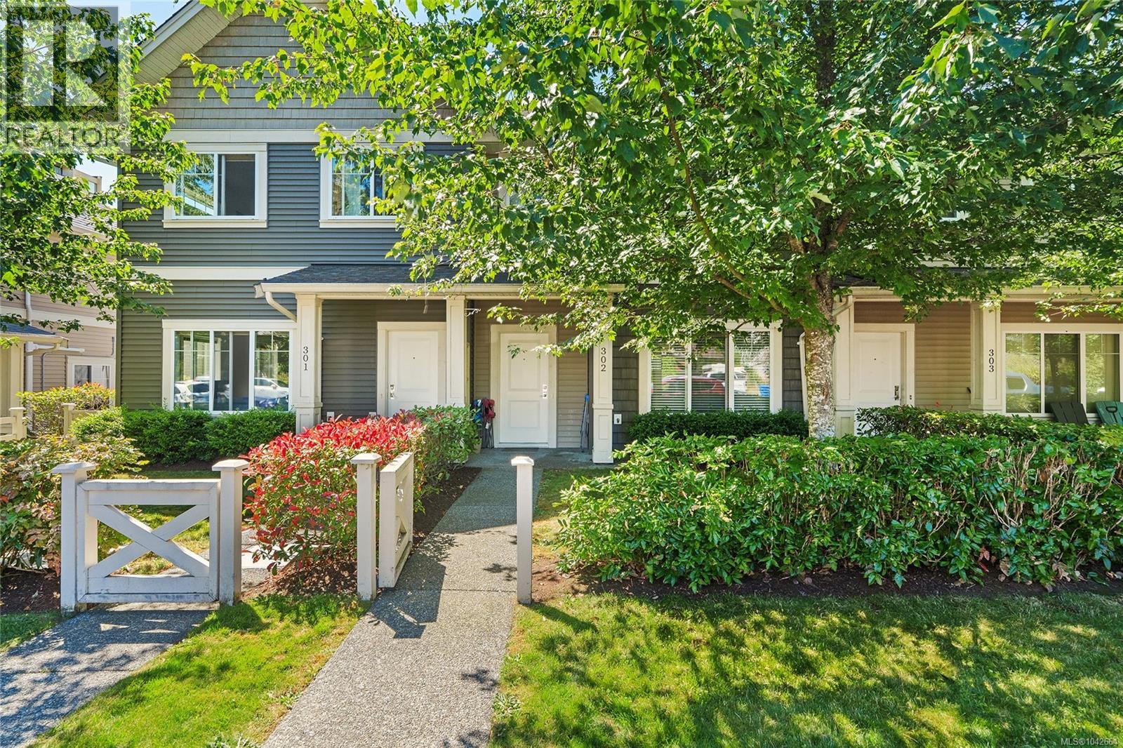 #302 1675 Crescent View Dr - 1