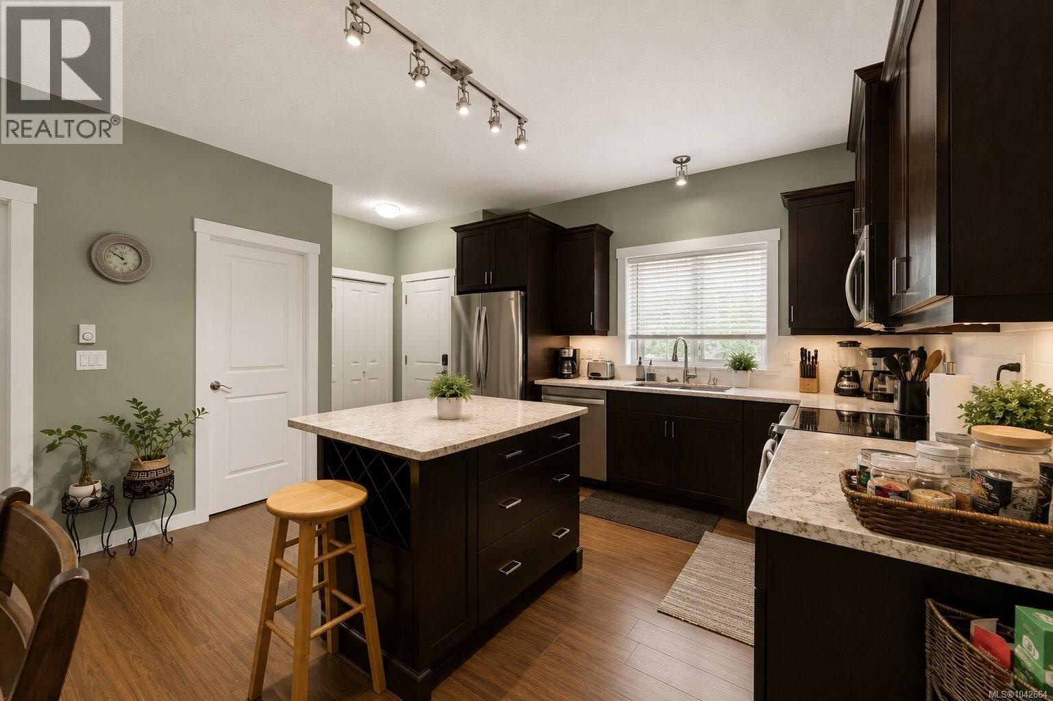#302 1675 Crescent View Dr - 20
