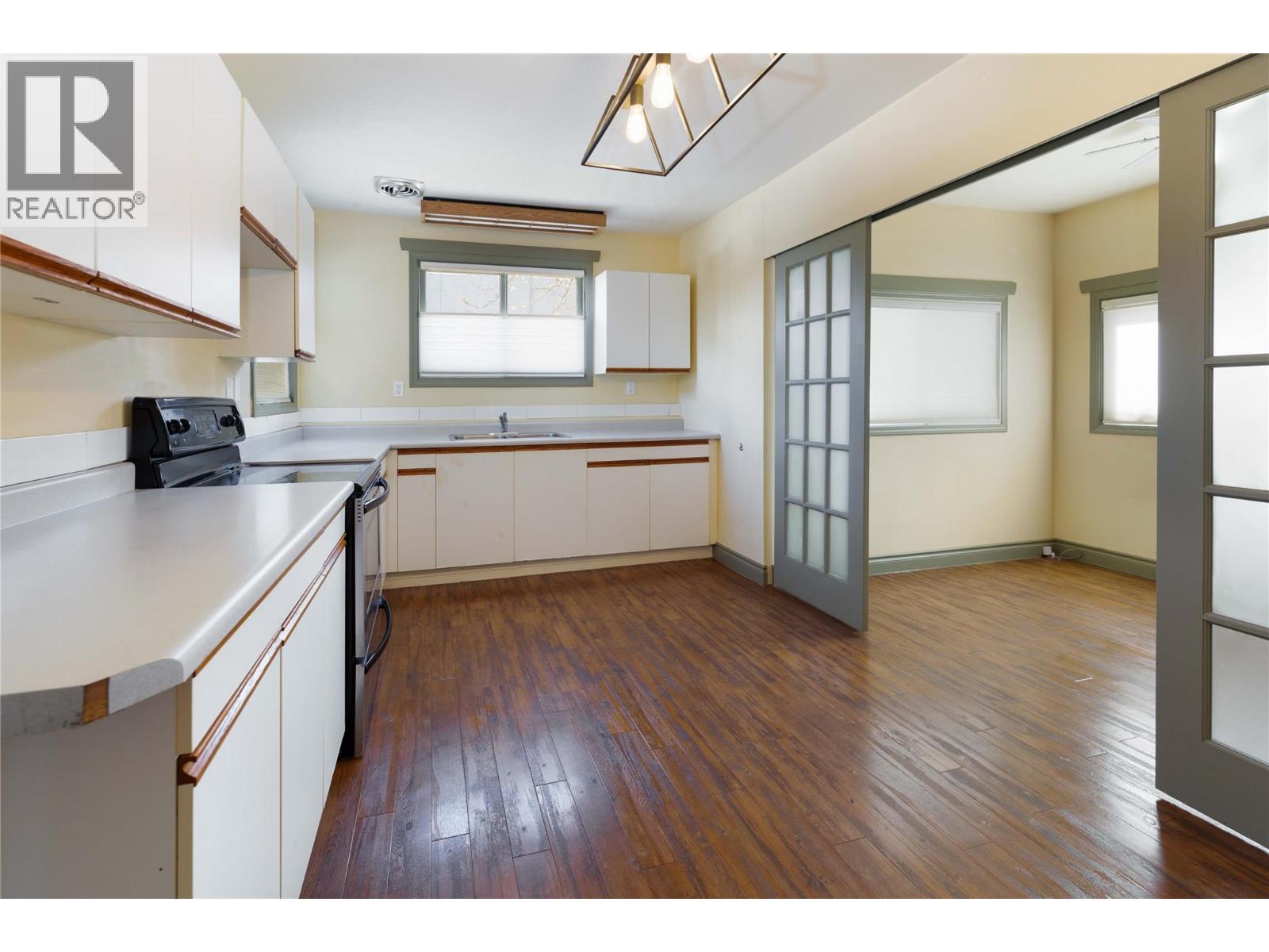 320 Okanagan Avenue SE - 4