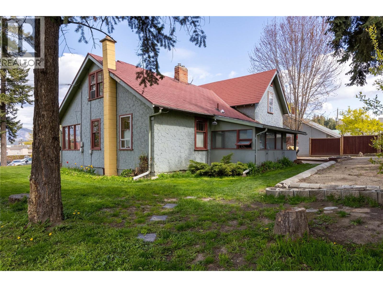 320 Okanagan Avenue SE - 27