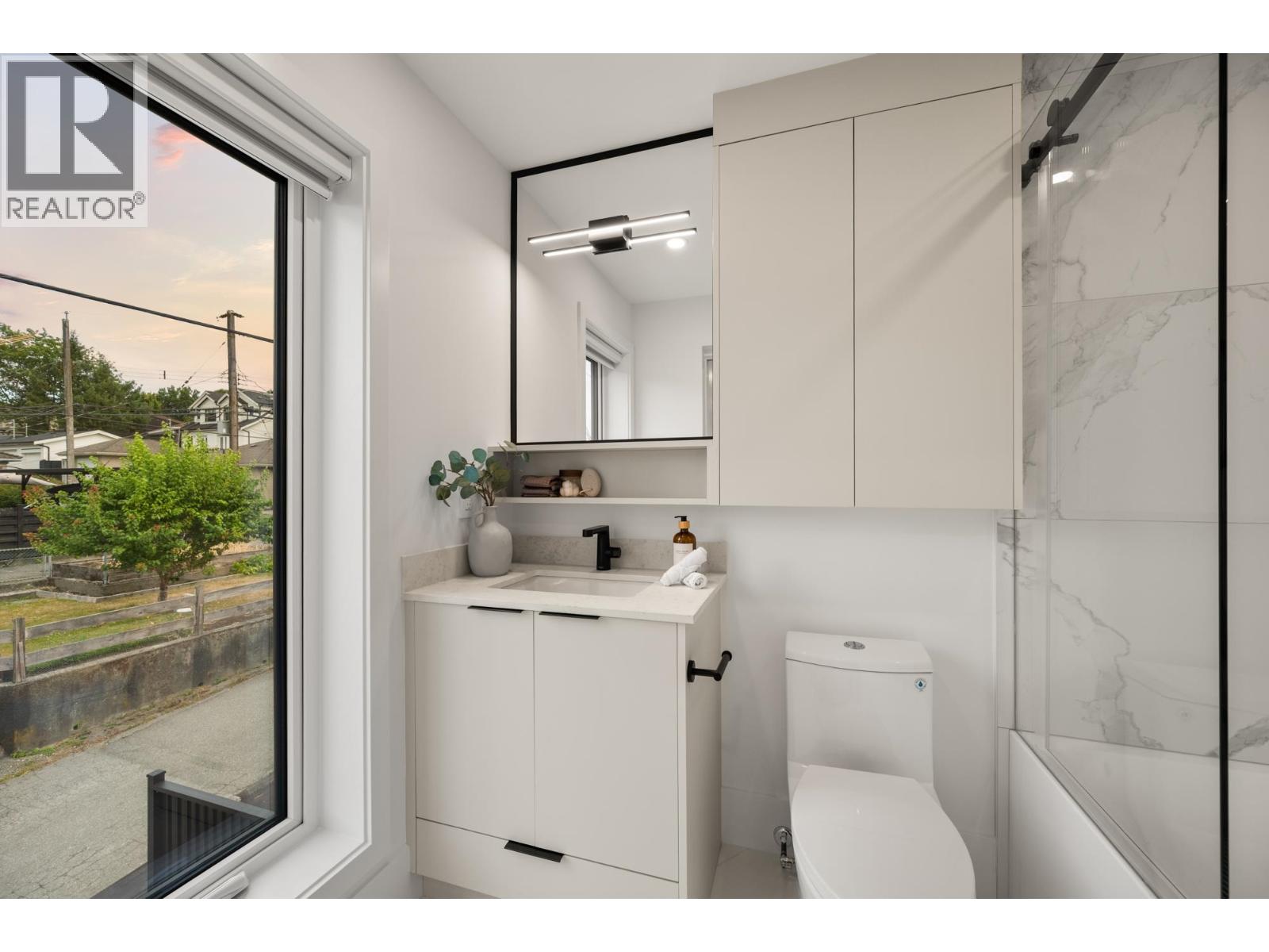 2 Bed, 3 Bath House for Sale in Vancouver – 3430 MONS DRIVE, Vancouver – MLS# R3148484 - Image 9