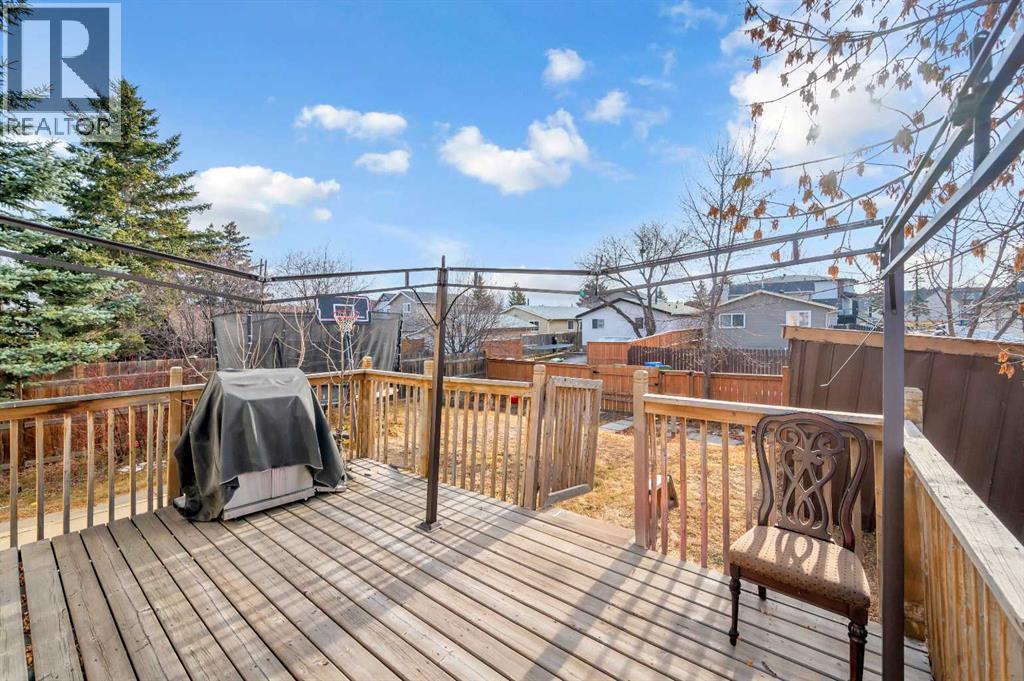 120 Castlebrook Rise NE - 24