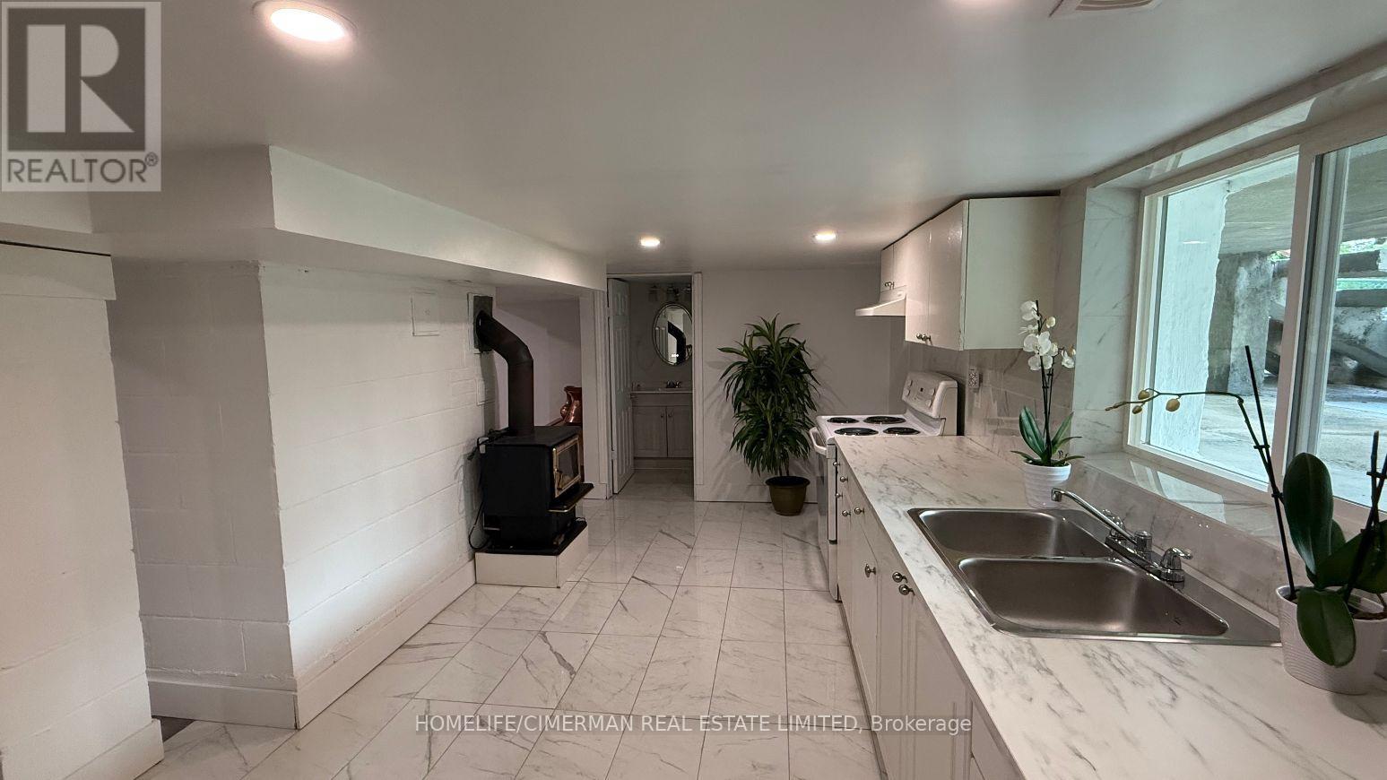 678 TRINITY STREET - 17