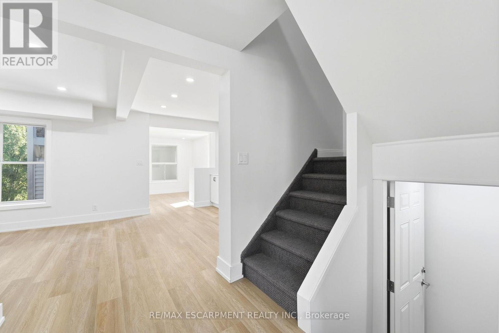 968 MAIN STREET E - 12