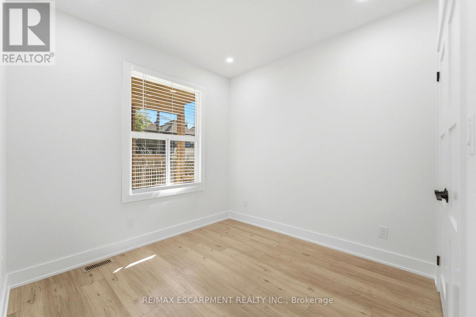 968 MAIN STREET E - 15