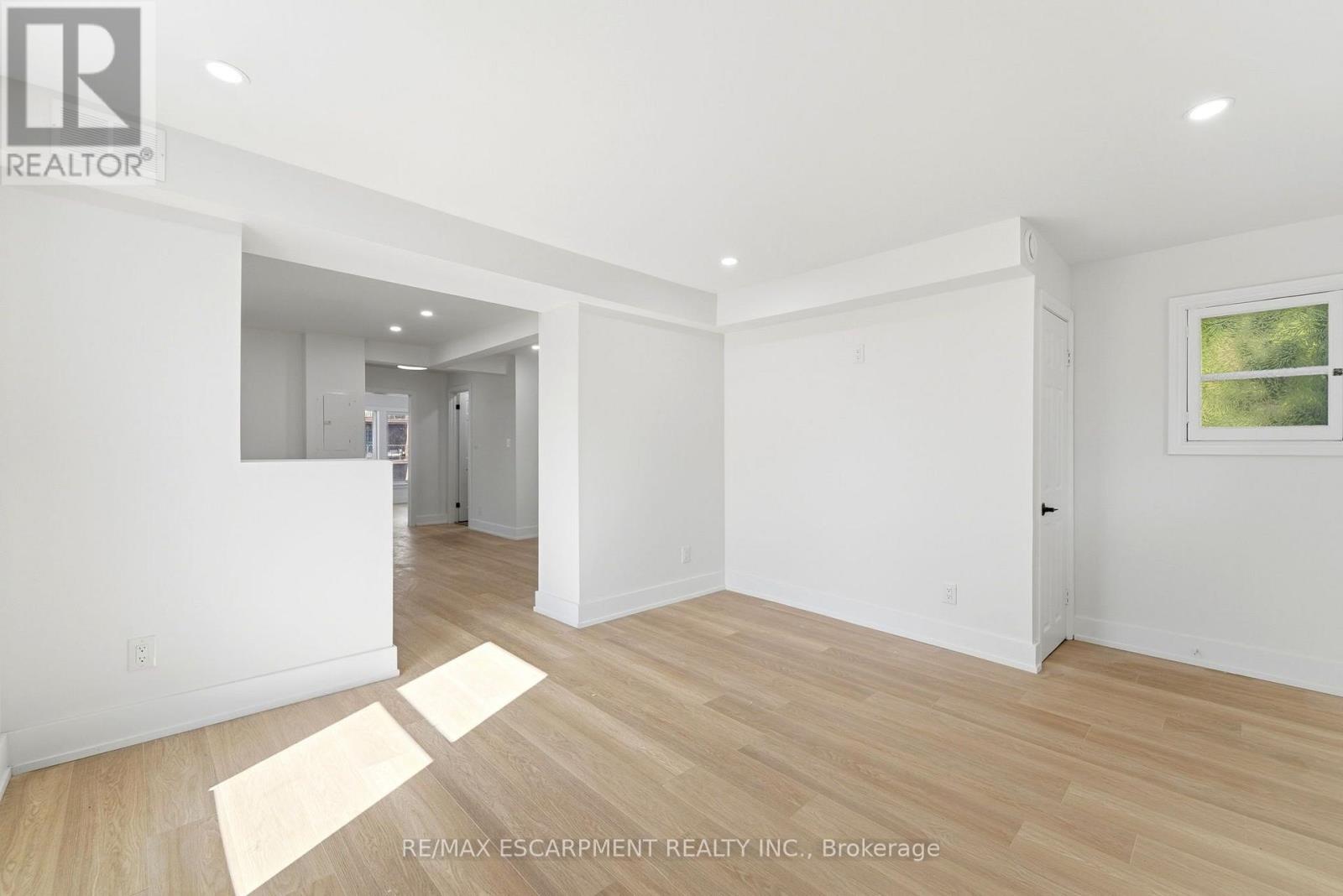 968 MAIN STREET E - 23