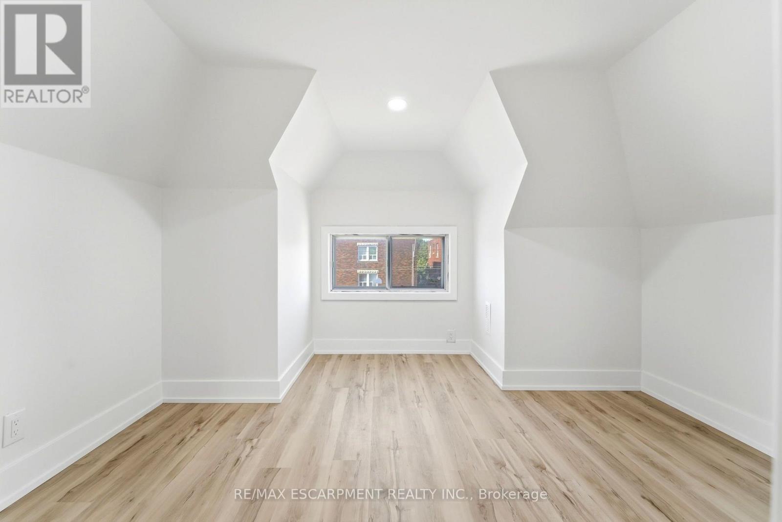 968 MAIN STREET E - 26