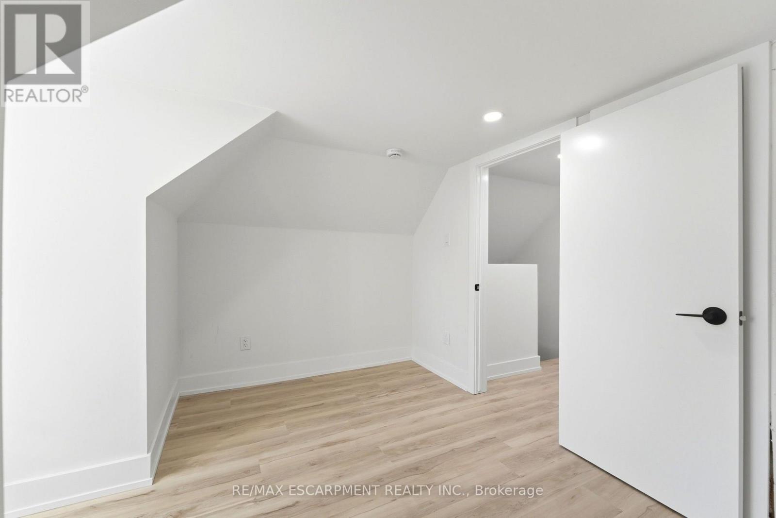 968 MAIN STREET E - 29