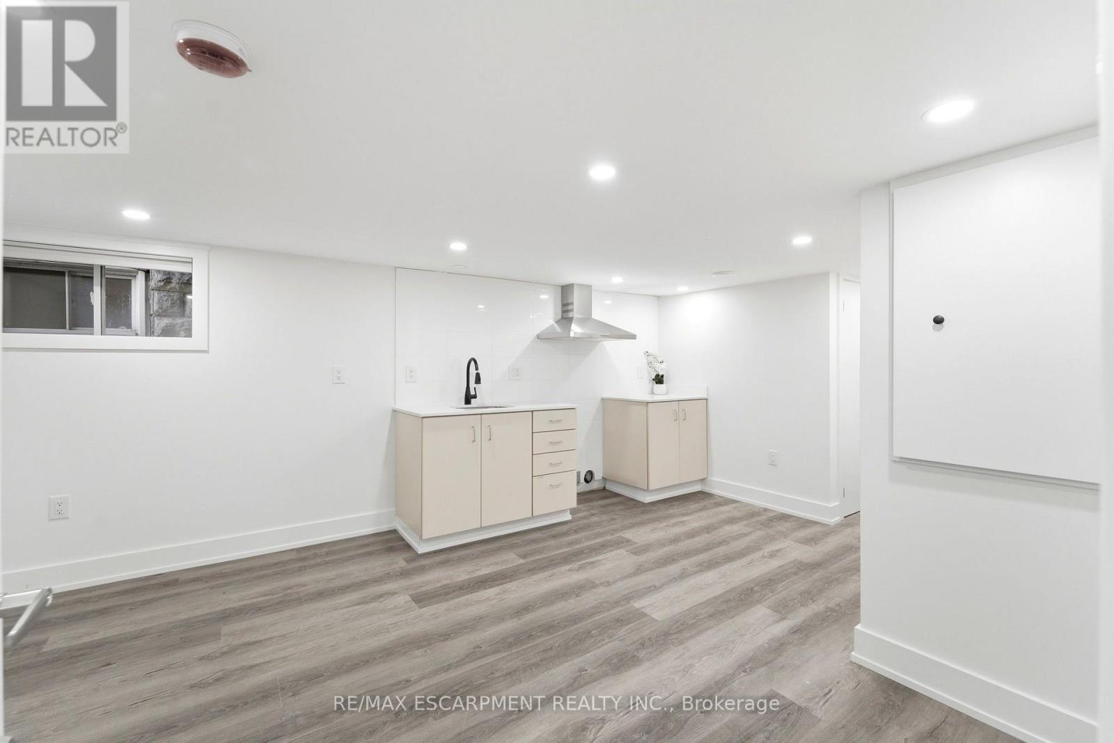 968 MAIN STREET E - 30
