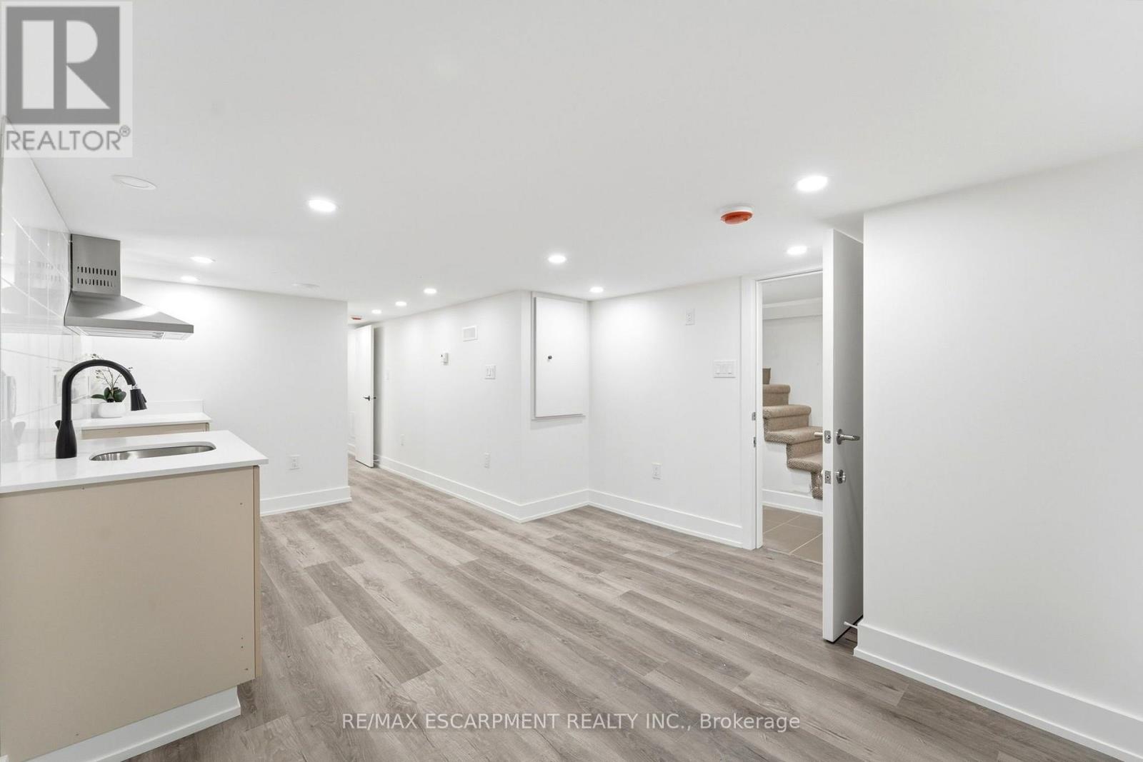 968 MAIN STREET E - 31