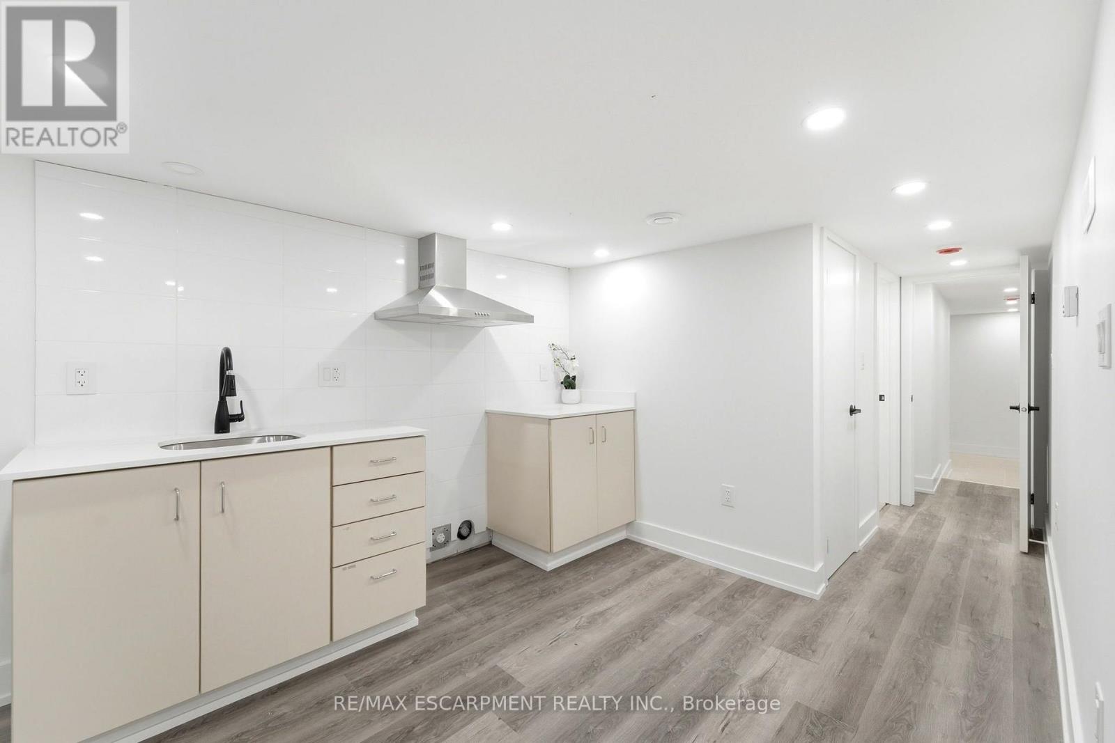 968 MAIN STREET E - 32