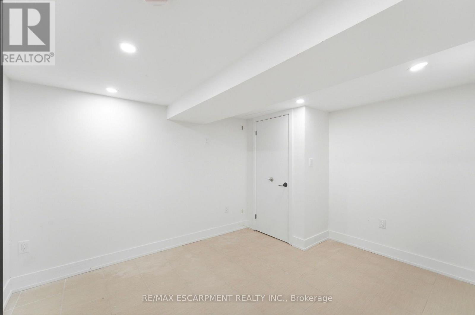 968 MAIN STREET E - 34