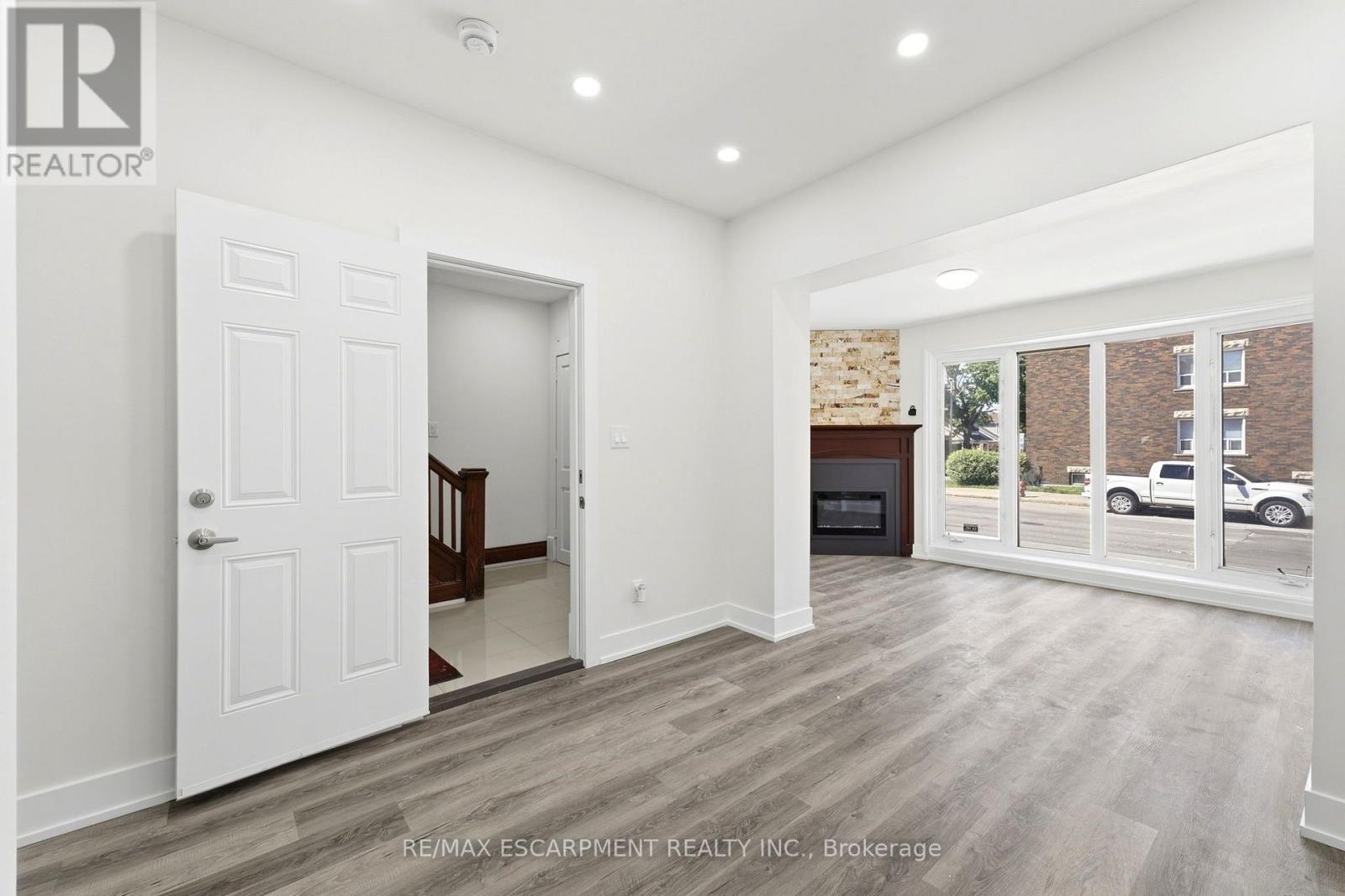 968 MAIN STREET E - 5