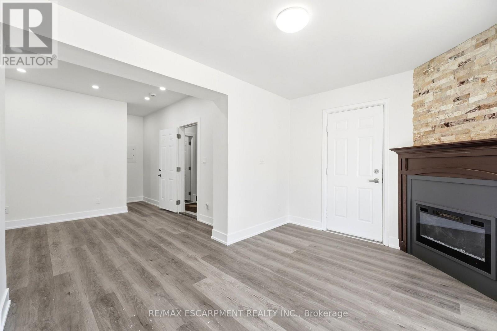 968 MAIN STREET E - 7