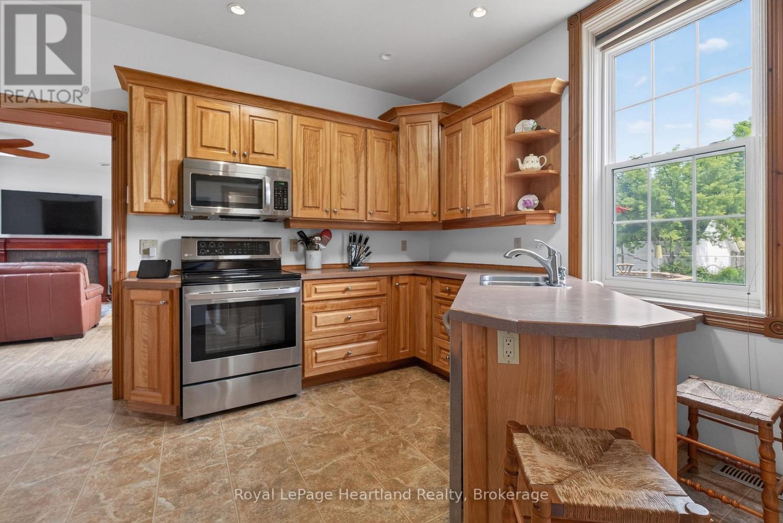 638 HAVELOCK STREET - 12