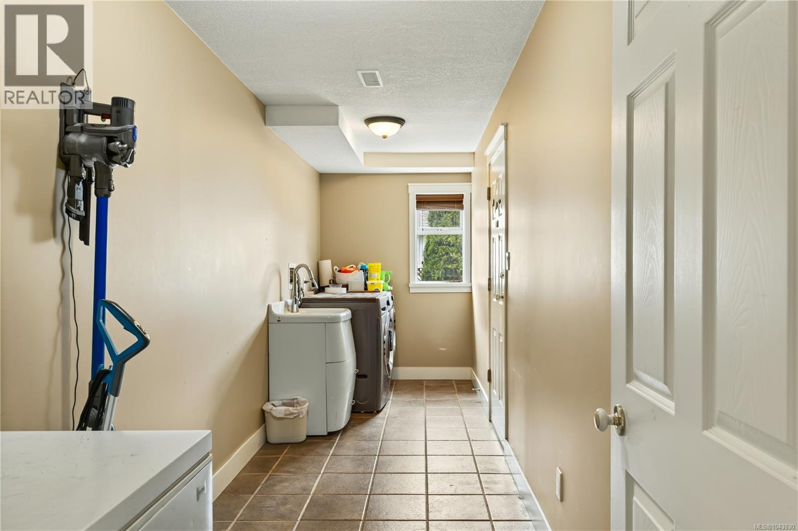 844 Therres Cres - 7