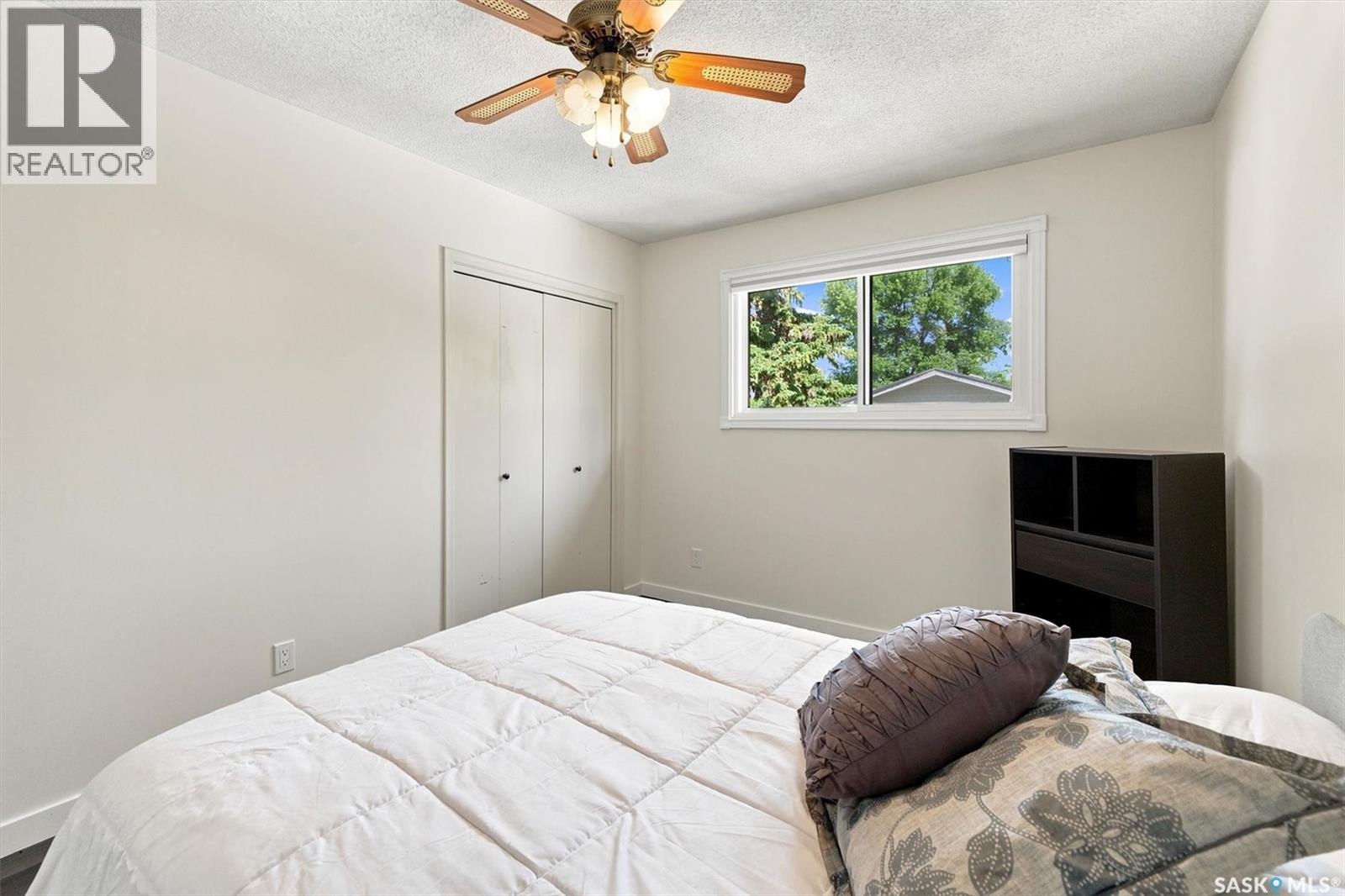 1009 East CENTRE - Image 11