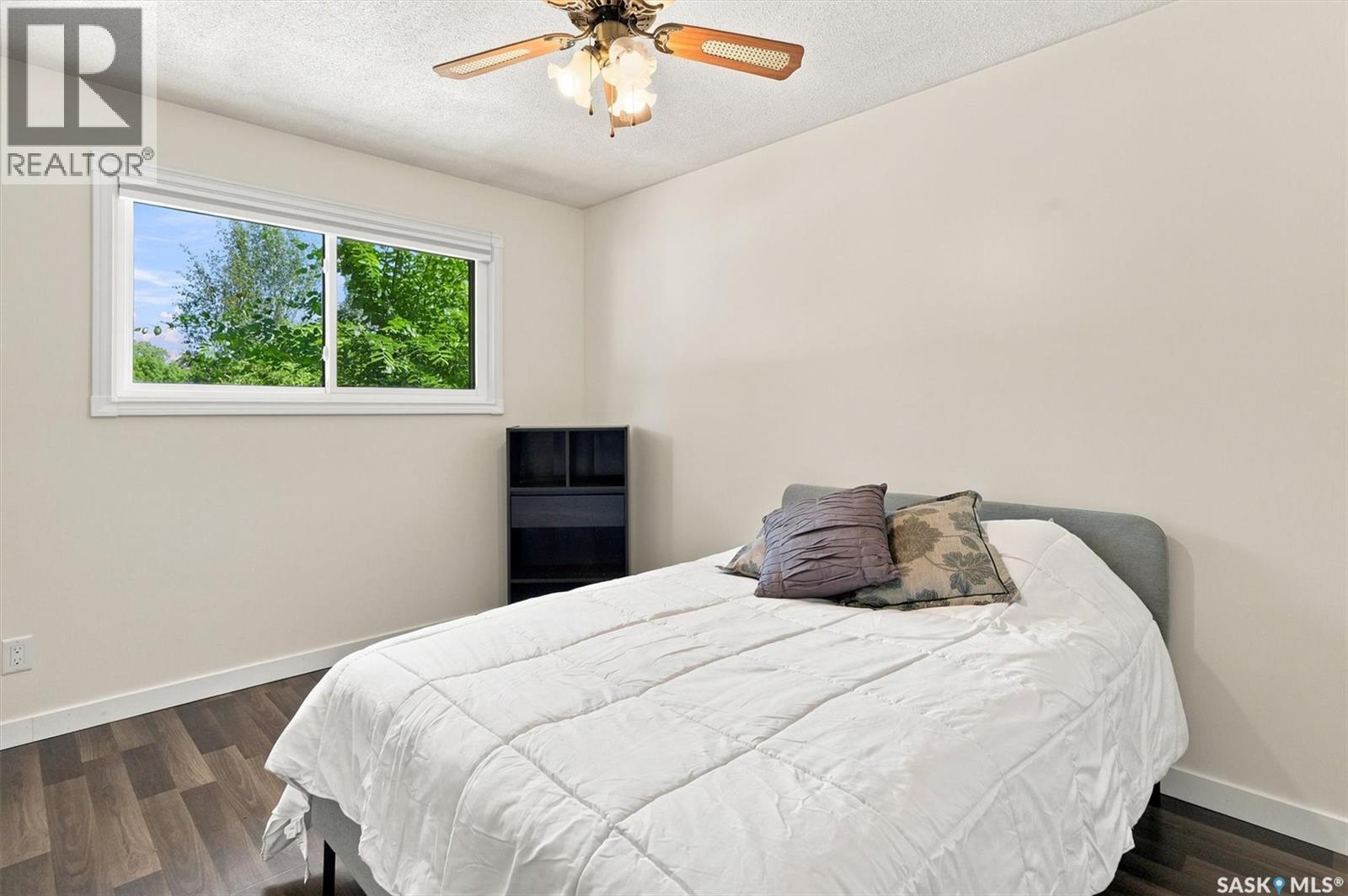 1009 East CENTRE - Image 12
