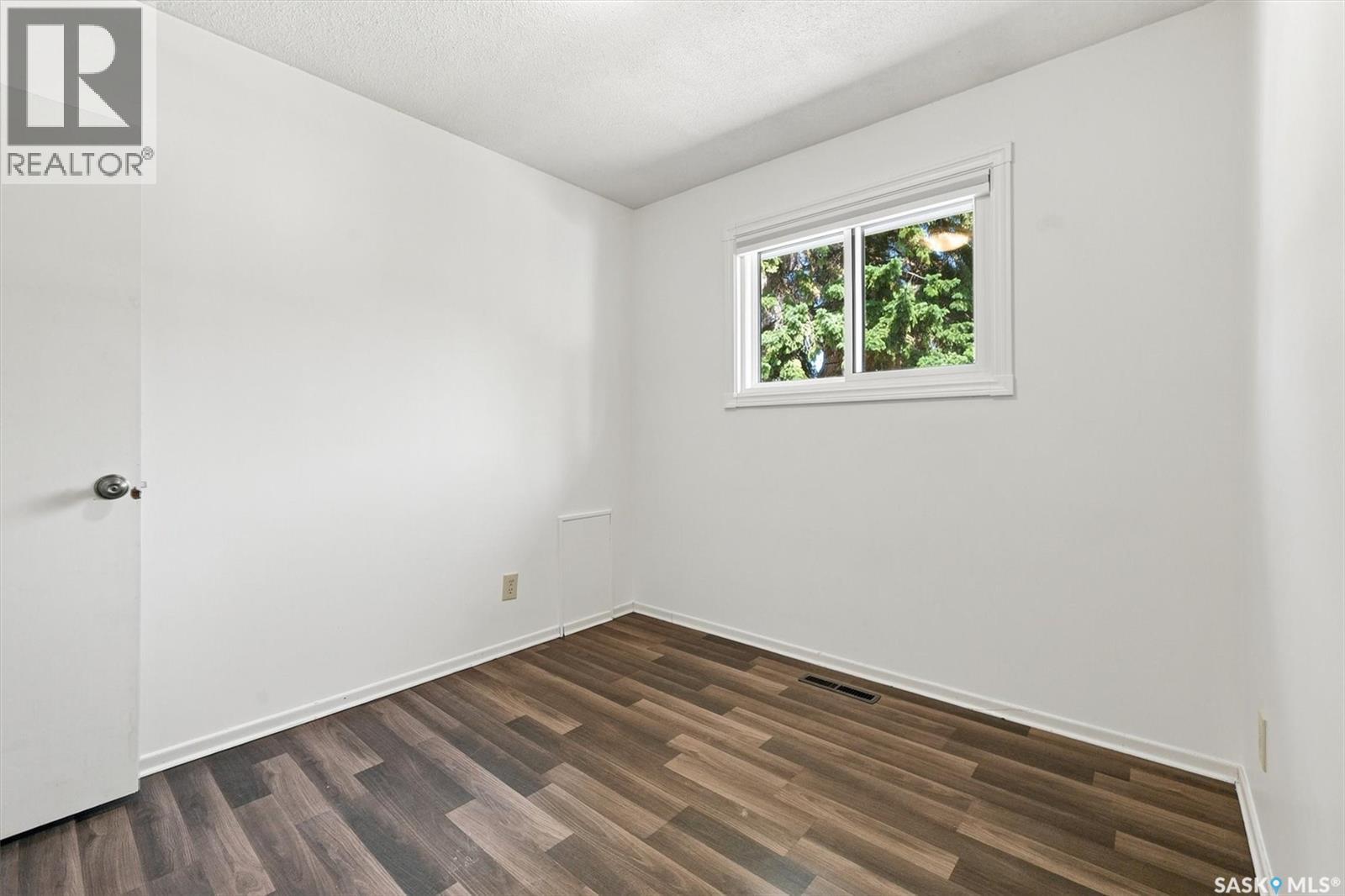 1009 East CENTRE - Image 17