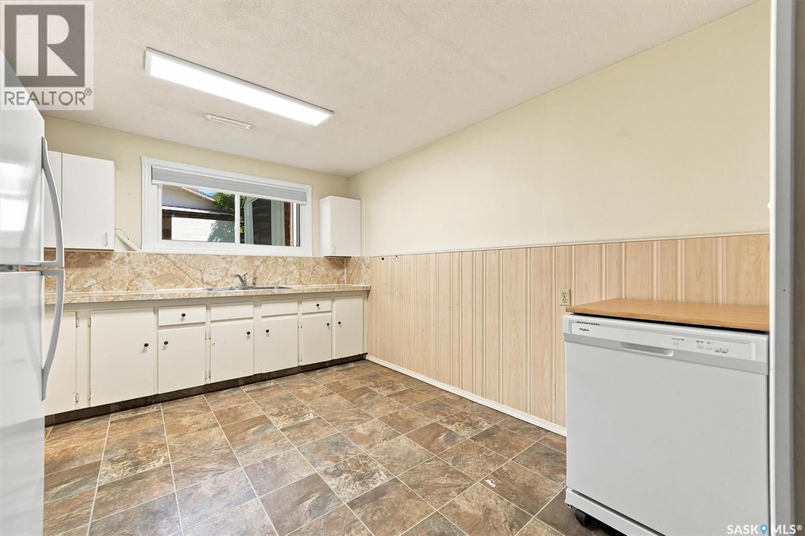 1009 East CENTRE - Image 22