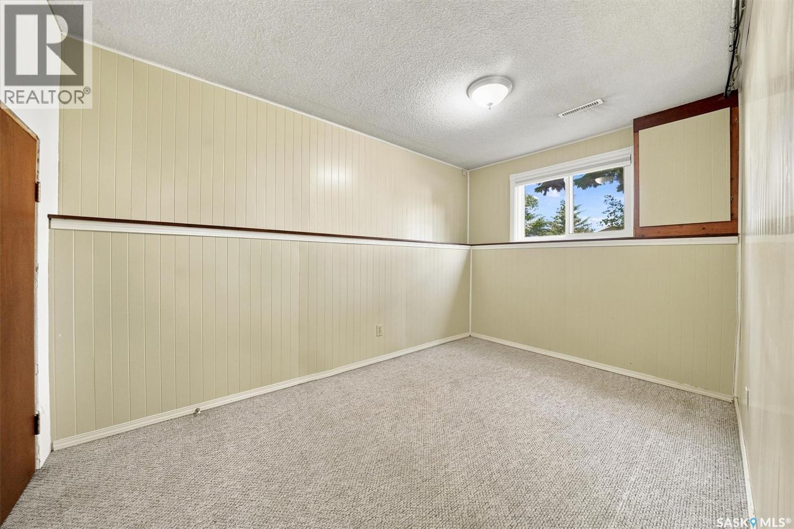 1009 East CENTRE - Image 26