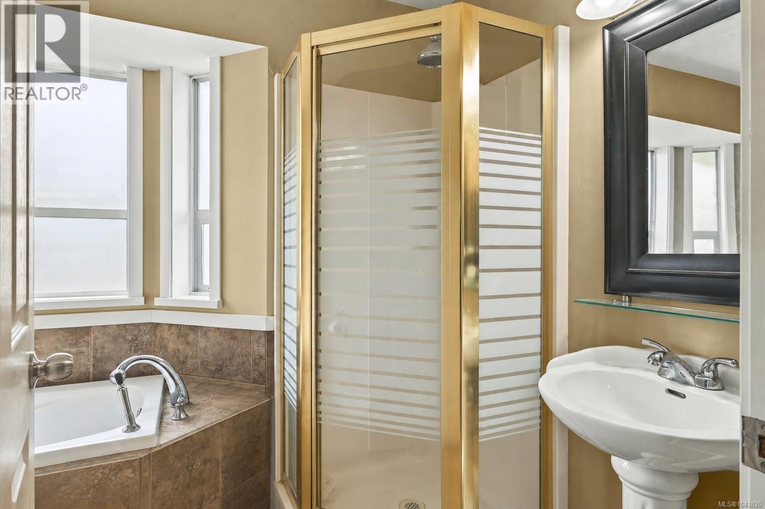 844 Therres Cres - 35