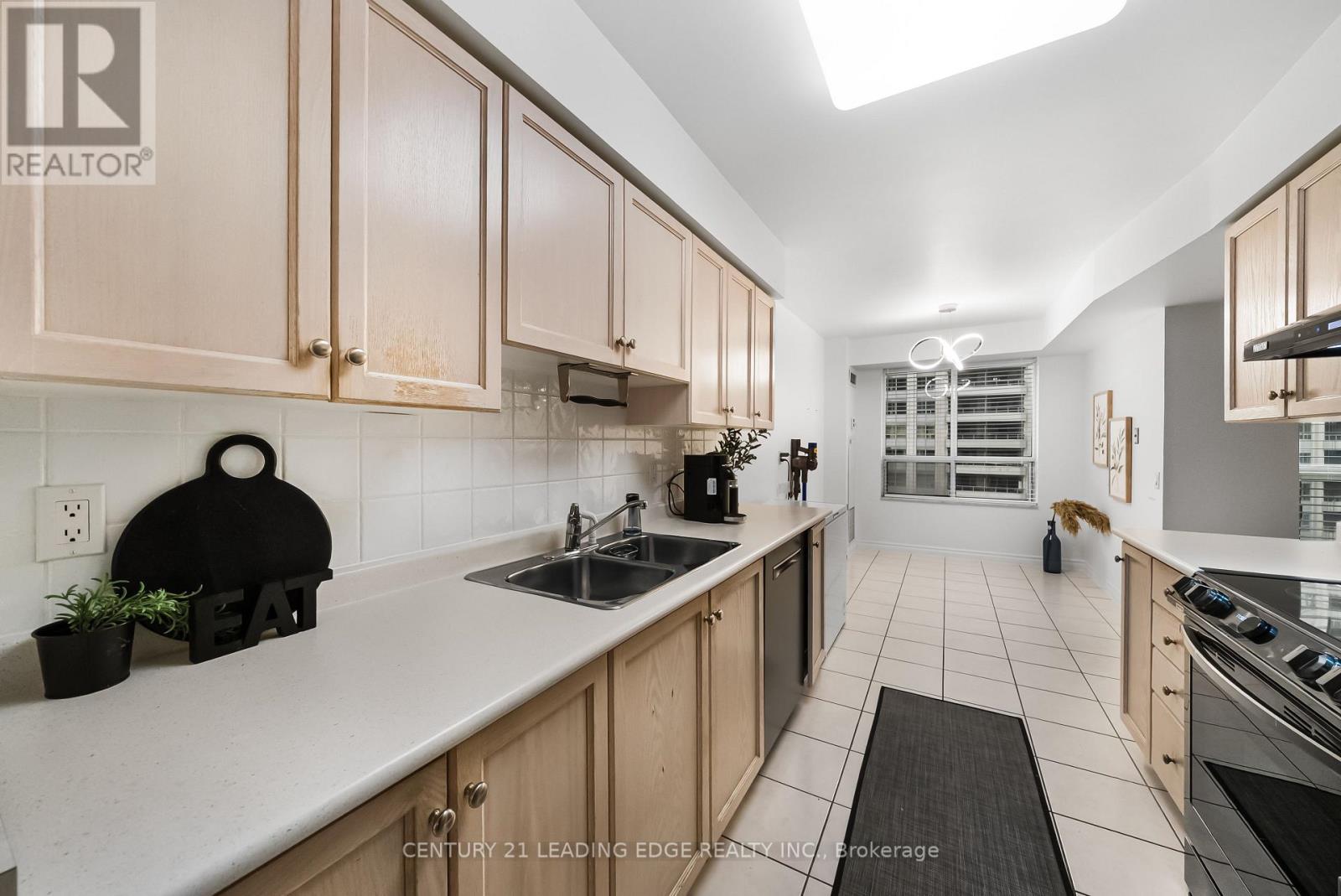 #1812 35 KINGSBRIDGE GARDEN CIRCLE - 13
