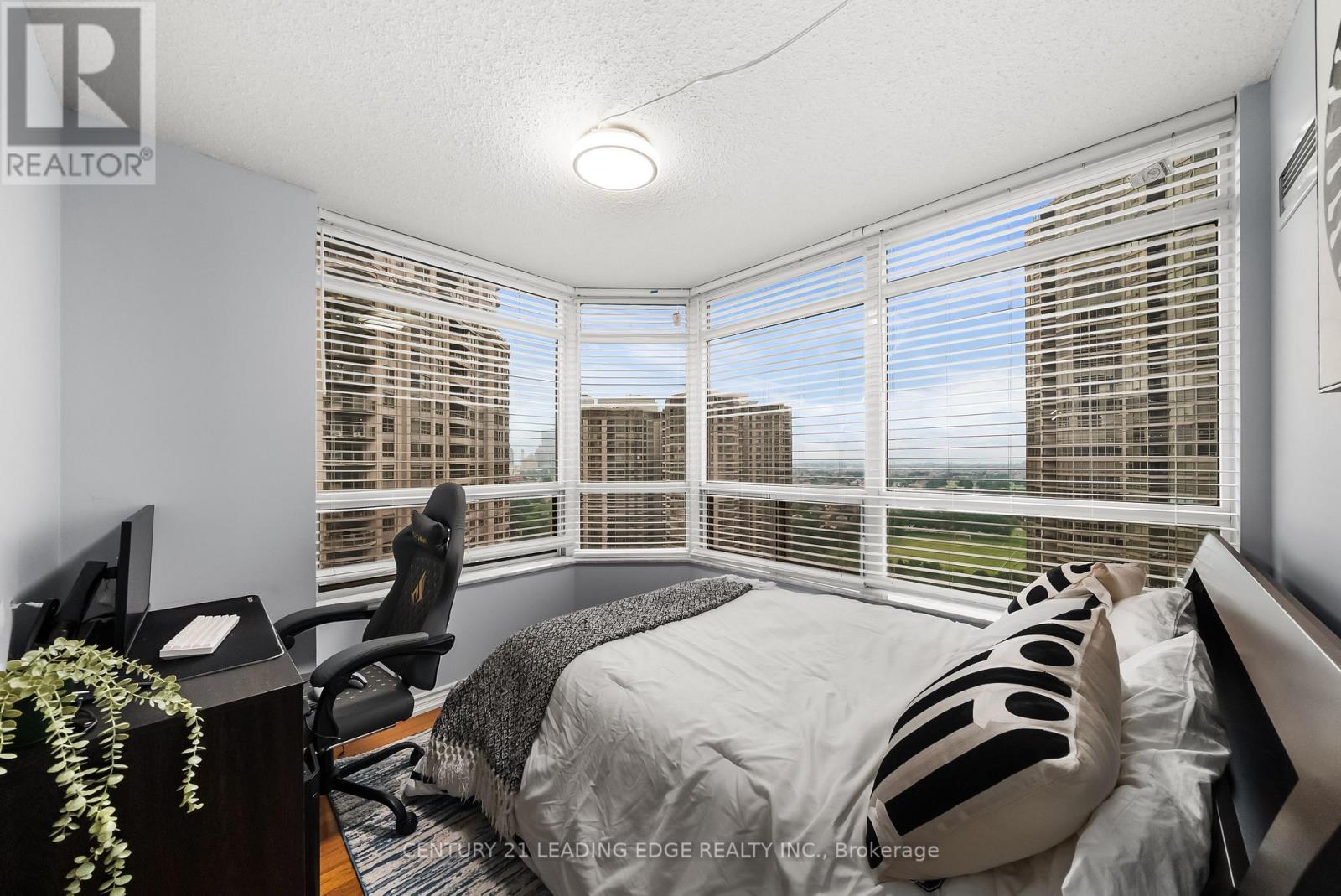 #1812 35 KINGSBRIDGE GARDEN CIRCLE - 8